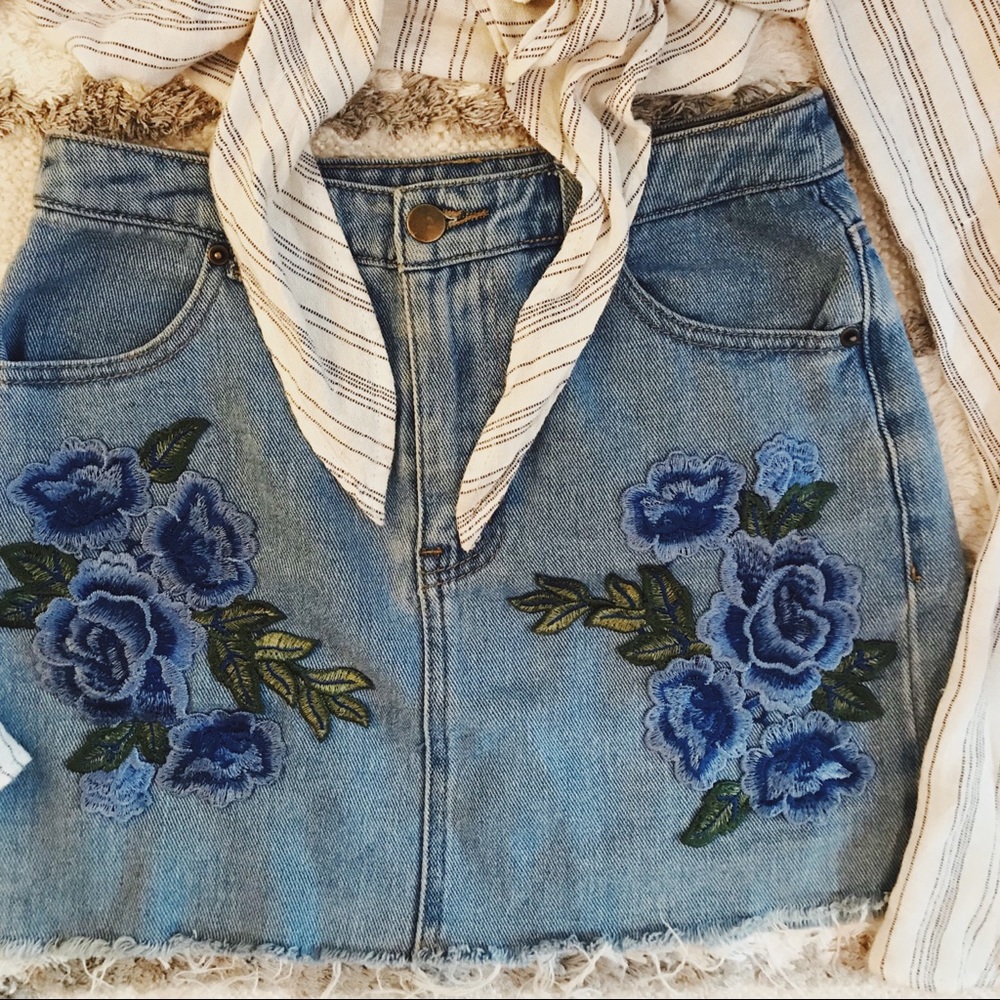 💫2 for $35 | Flower Embroidered Denim Skirt